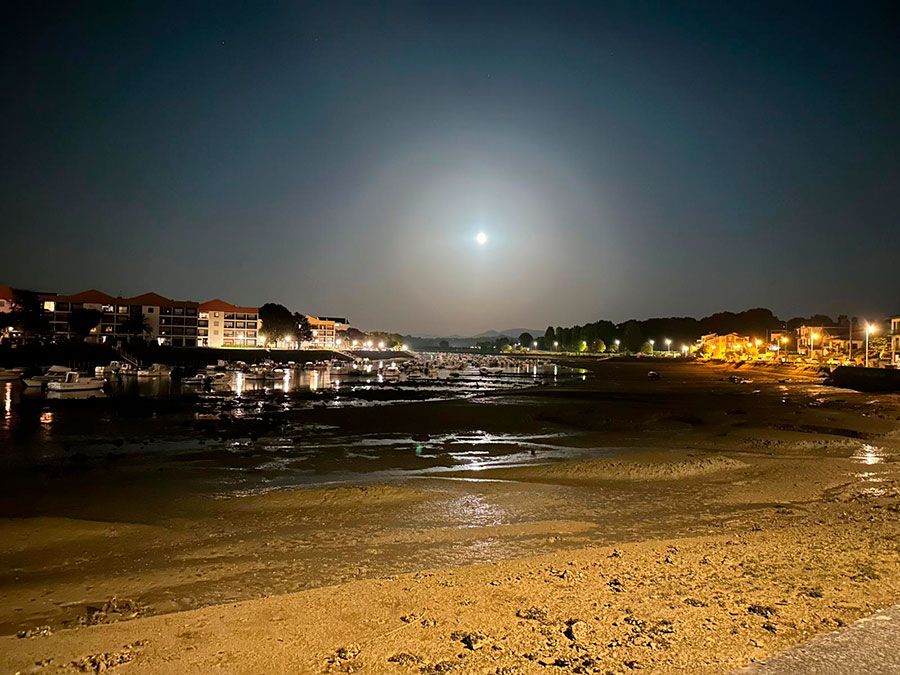 Noche de luna llena en San Juan de la luz de Javier Torres